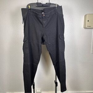 Isabel Maternity by Ingrid & Isabel | Black Maternity 90s Straight Cargo Jeans